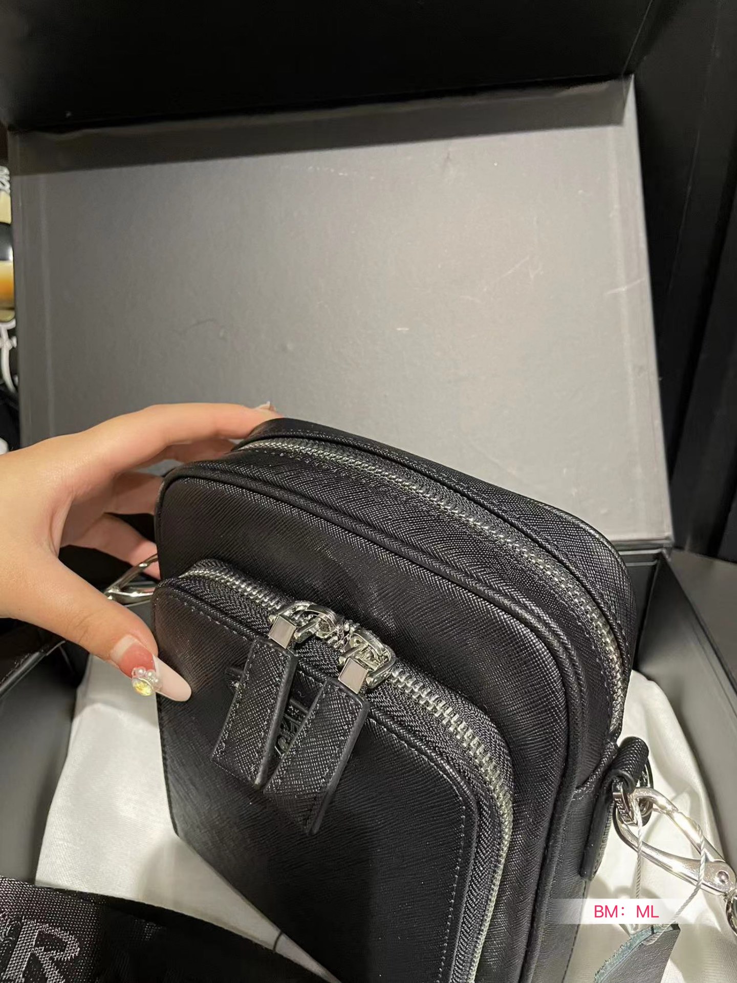 P-A Saffiano three-in-one bag is light and versatile, giving it a full sense of high quality.