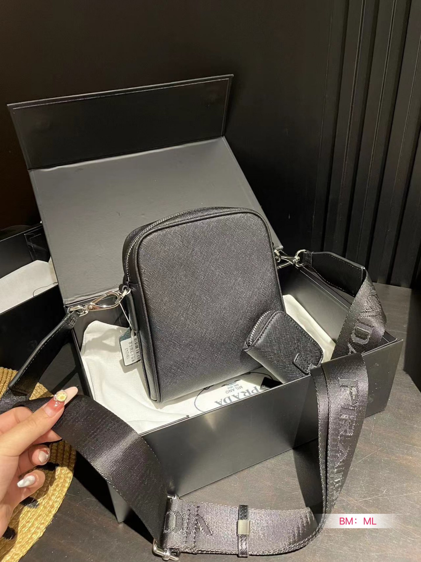 P-A Saffiano three-in-one bag is light and versatile, giving it a full sense of high quality.