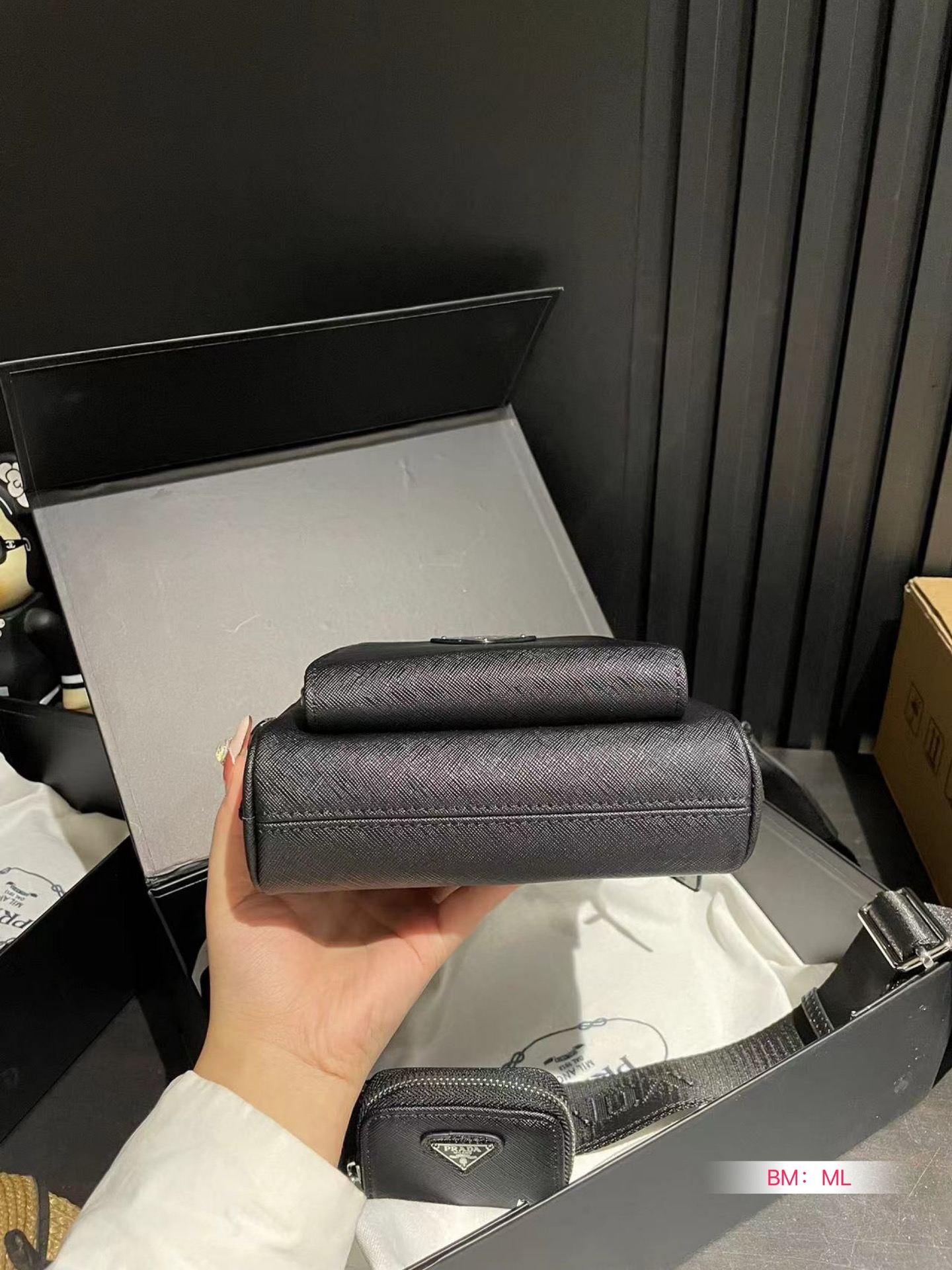 P-A Saffiano three-in-one bag is light and versatile, giving it a full sense of high quality.