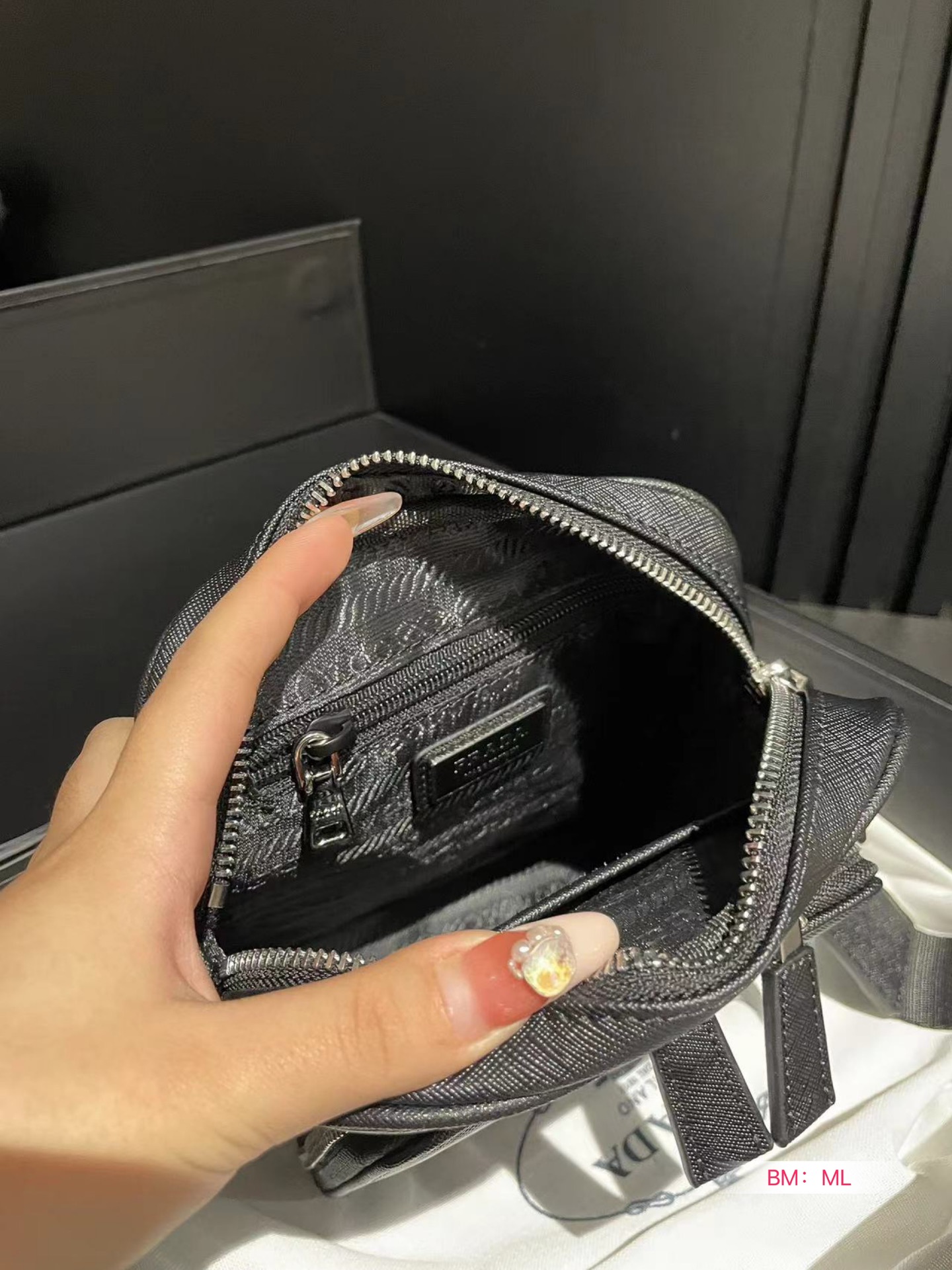 P-A Saffiano three-in-one bag is light and versatile, giving it a full sense of high quality.