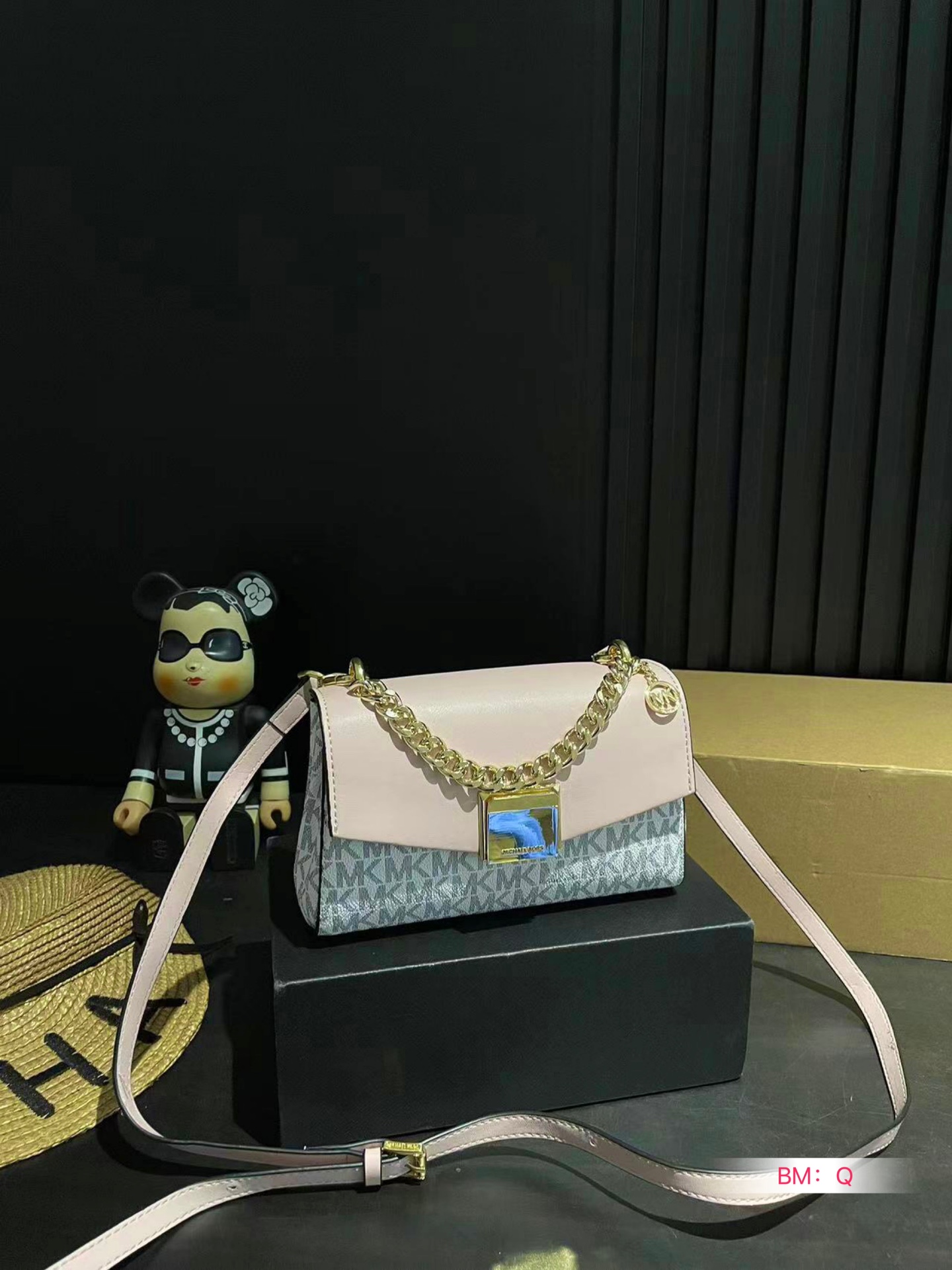MK Lita series chain bag, very classic atmospheric brown spell.