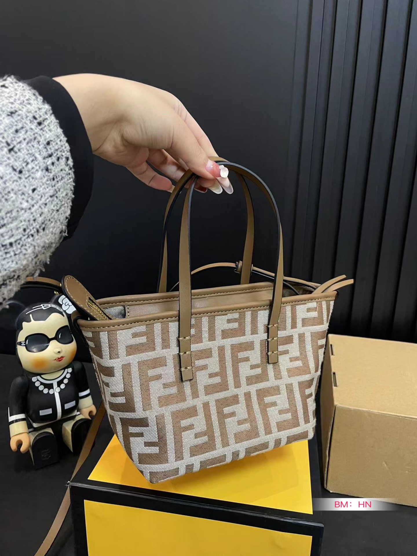 F-I Roll basket is easy to interpret retro fashion.