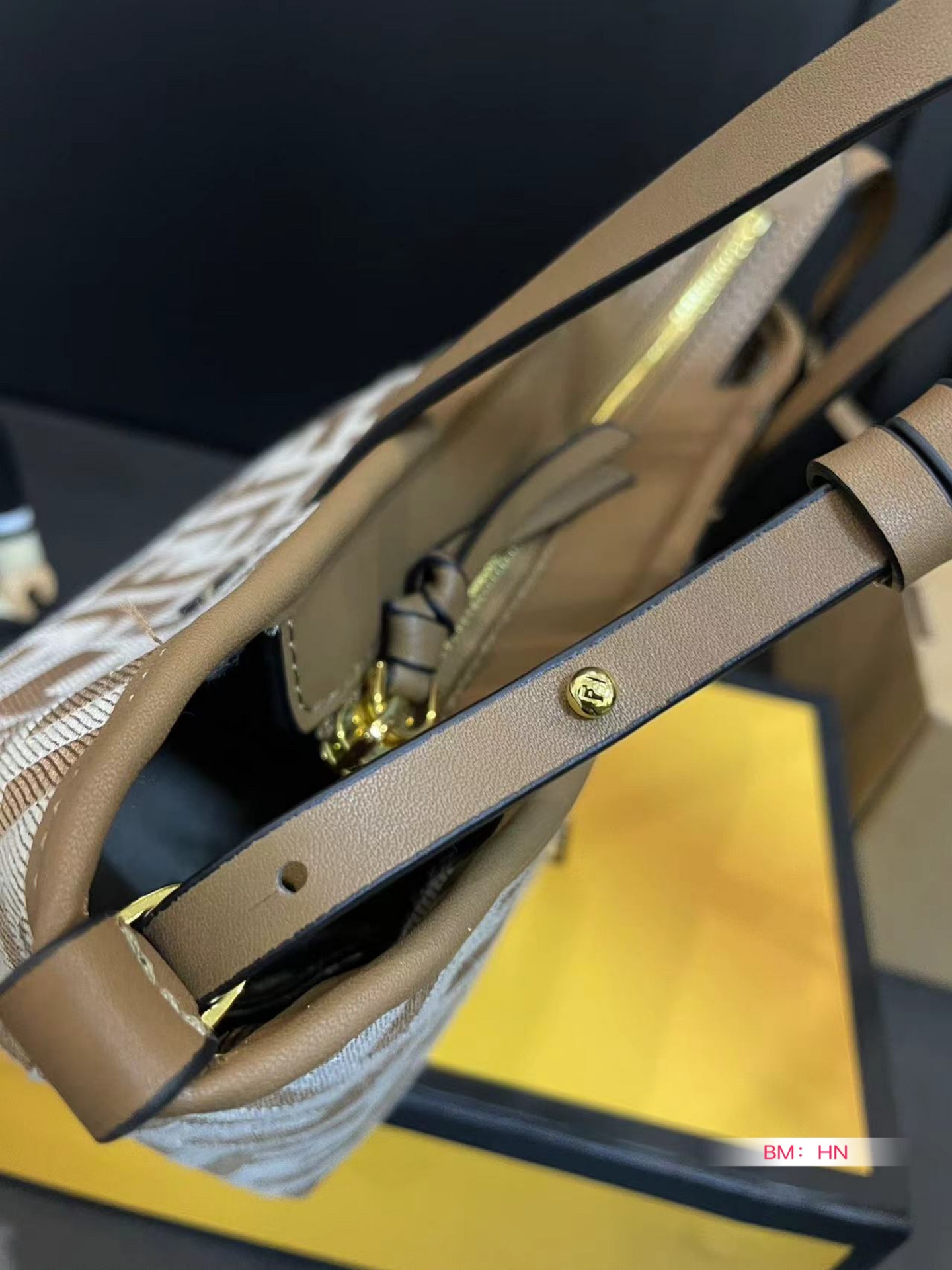 F-I Roll basket is easy to interpret retro fashion.