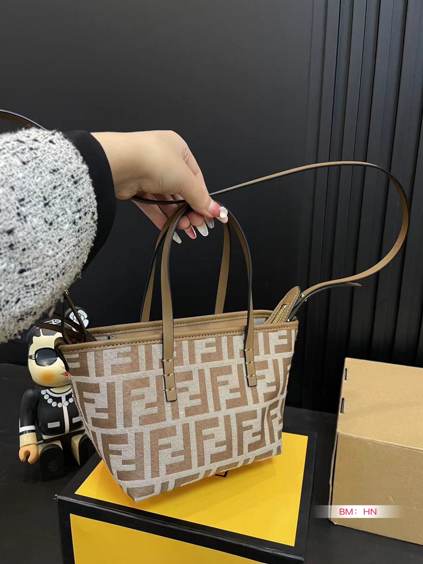 F-I Roll basket is easy to interpret retro fashion.