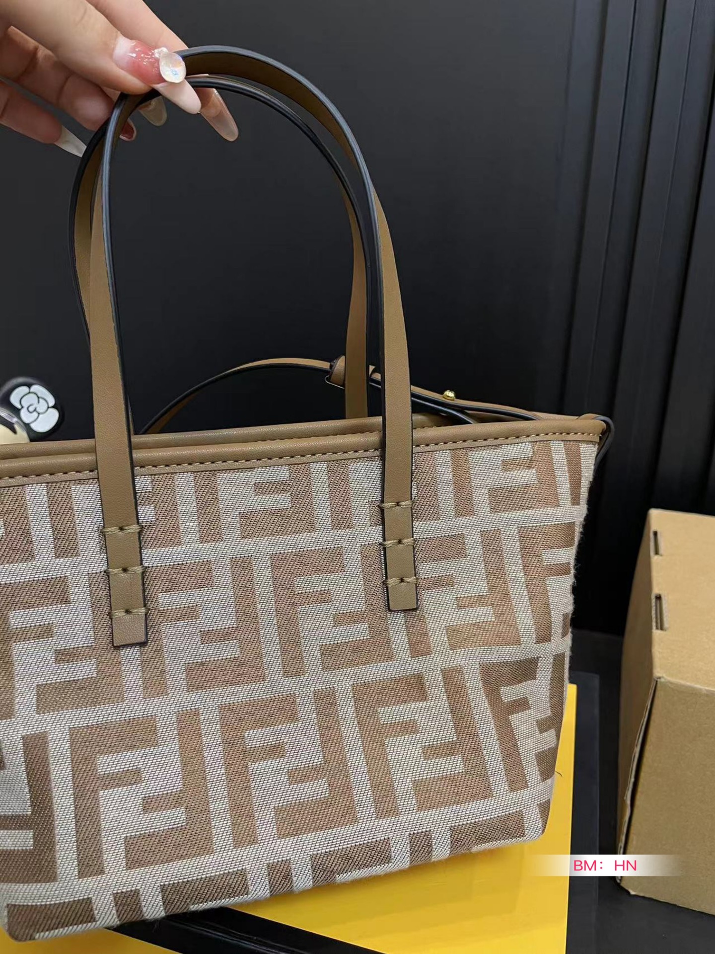 F-I Roll basket is easy to interpret retro fashion.