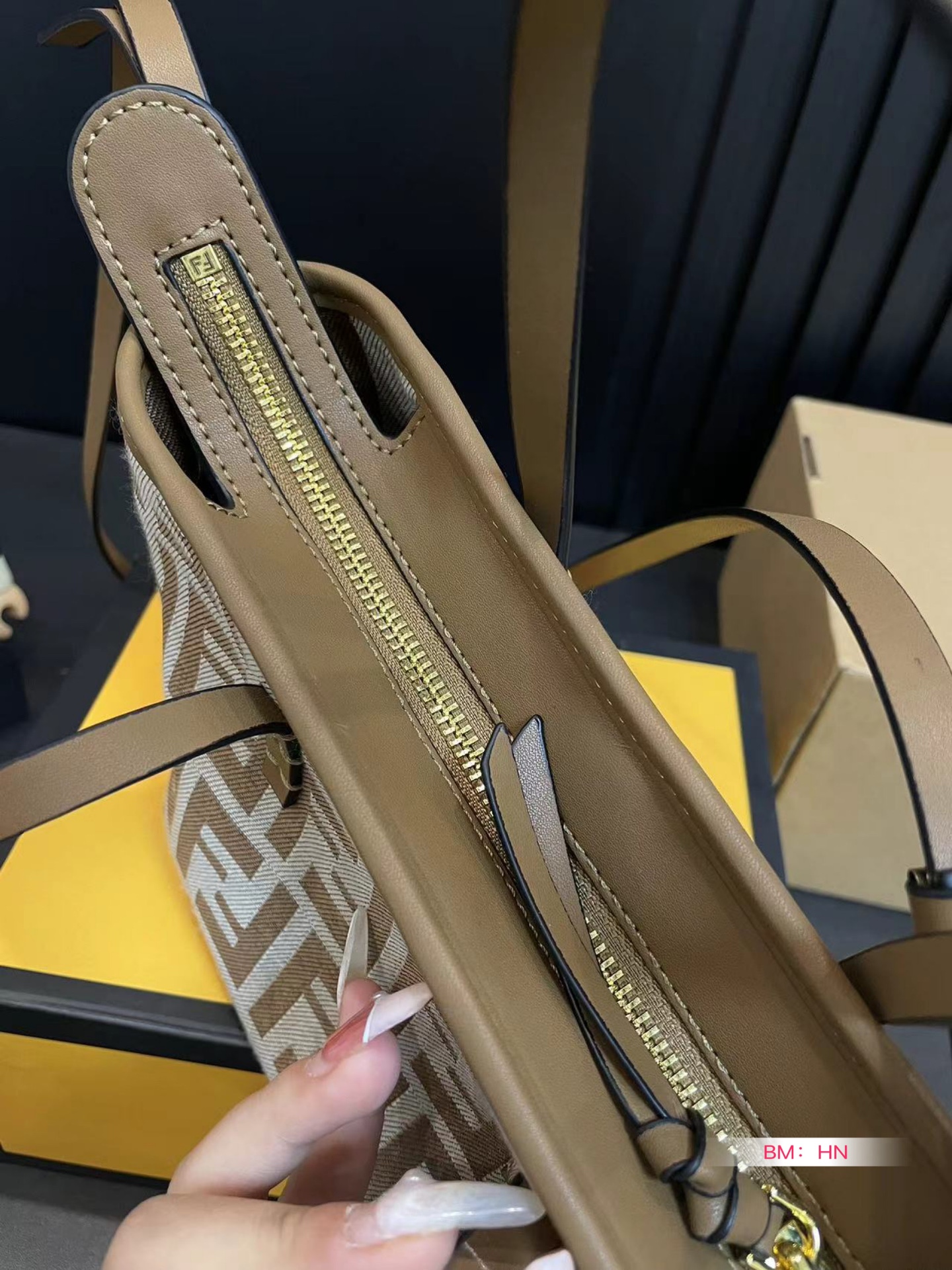 F-I Roll basket is easy to interpret retro fashion.