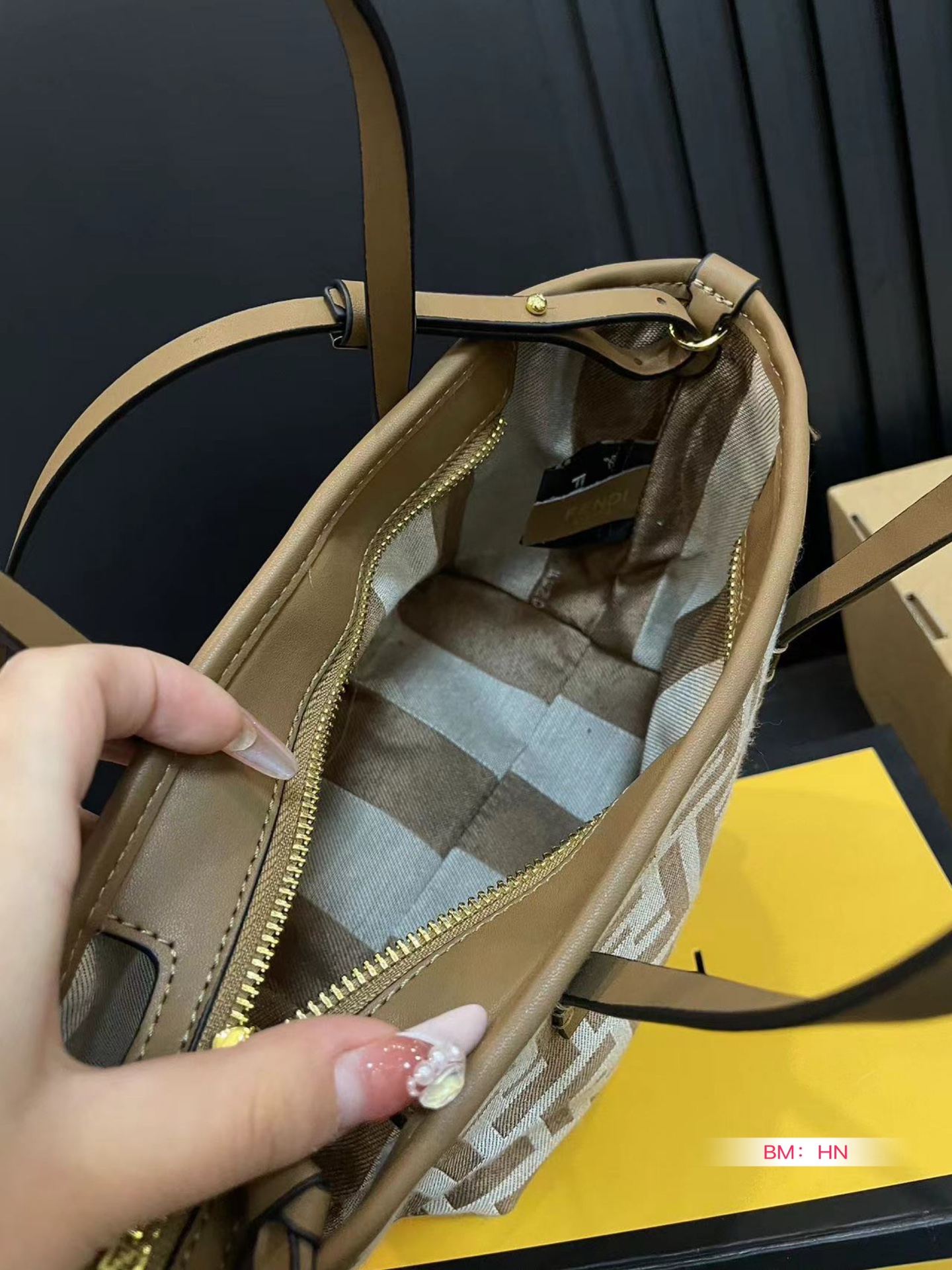 F-I Roll basket is easy to interpret retro fashion.