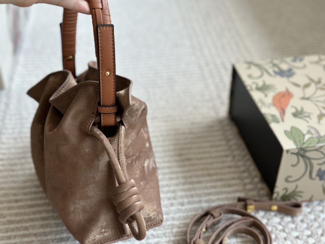 L-E The new cloud bag is as chubby as bread and as soft as clouds. It is advanced, cute and fashionable with doughnuts.