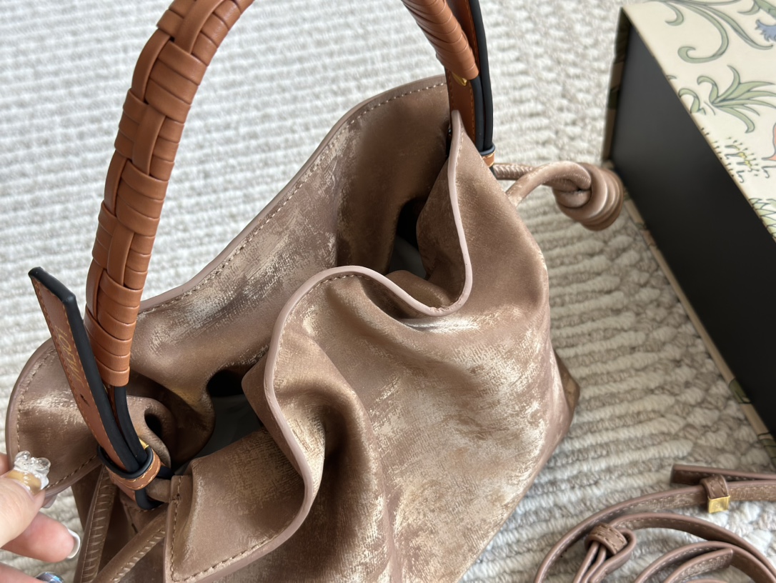 L-E The new cloud bag is as chubby as bread and as soft as clouds. It is advanced, cute and fashionable with doughnuts.