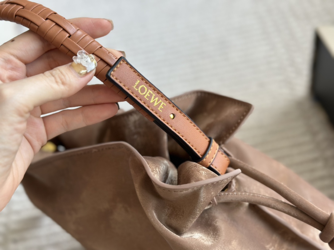 L-E The new cloud bag is as chubby as bread and as soft as clouds. It is advanced, cute and fashionable with doughnuts.