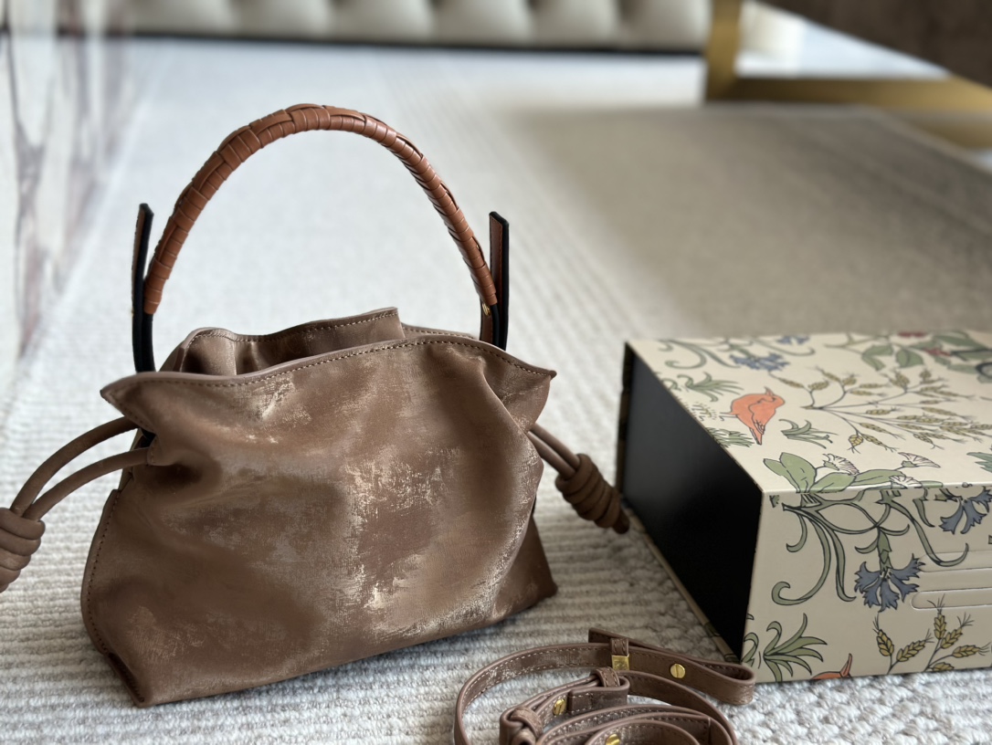 L-E The new cloud bag is as chubby as bread and as soft as clouds. It is advanced, cute and fashionable with doughnuts.