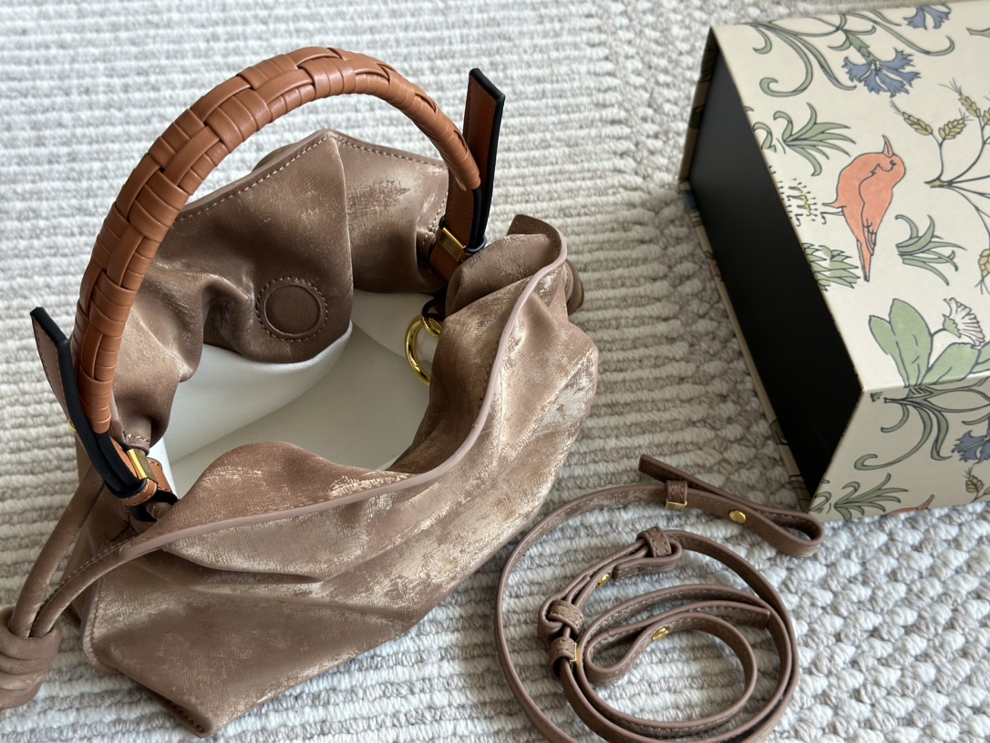 L-E The new cloud bag is as chubby as bread and as soft as clouds. It is advanced, cute and fashionable with doughnuts.