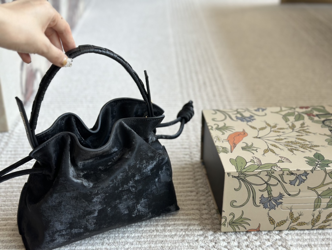 L-E The new cloud bag is as chubby as bread and as soft as clouds. It is advanced, cute and fashionable with doughnuts.