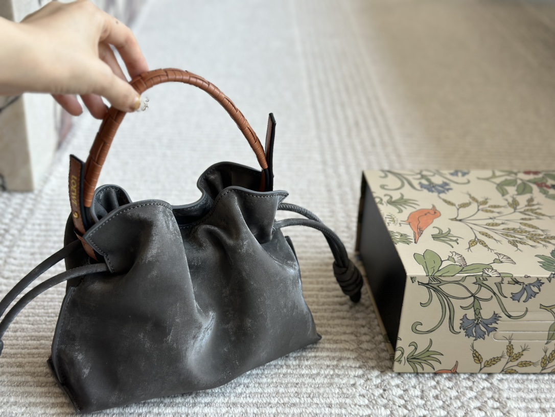 L-E The new cloud bag is as chubby as bread and as soft as clouds. It is advanced, cute and fashionable with doughnuts.