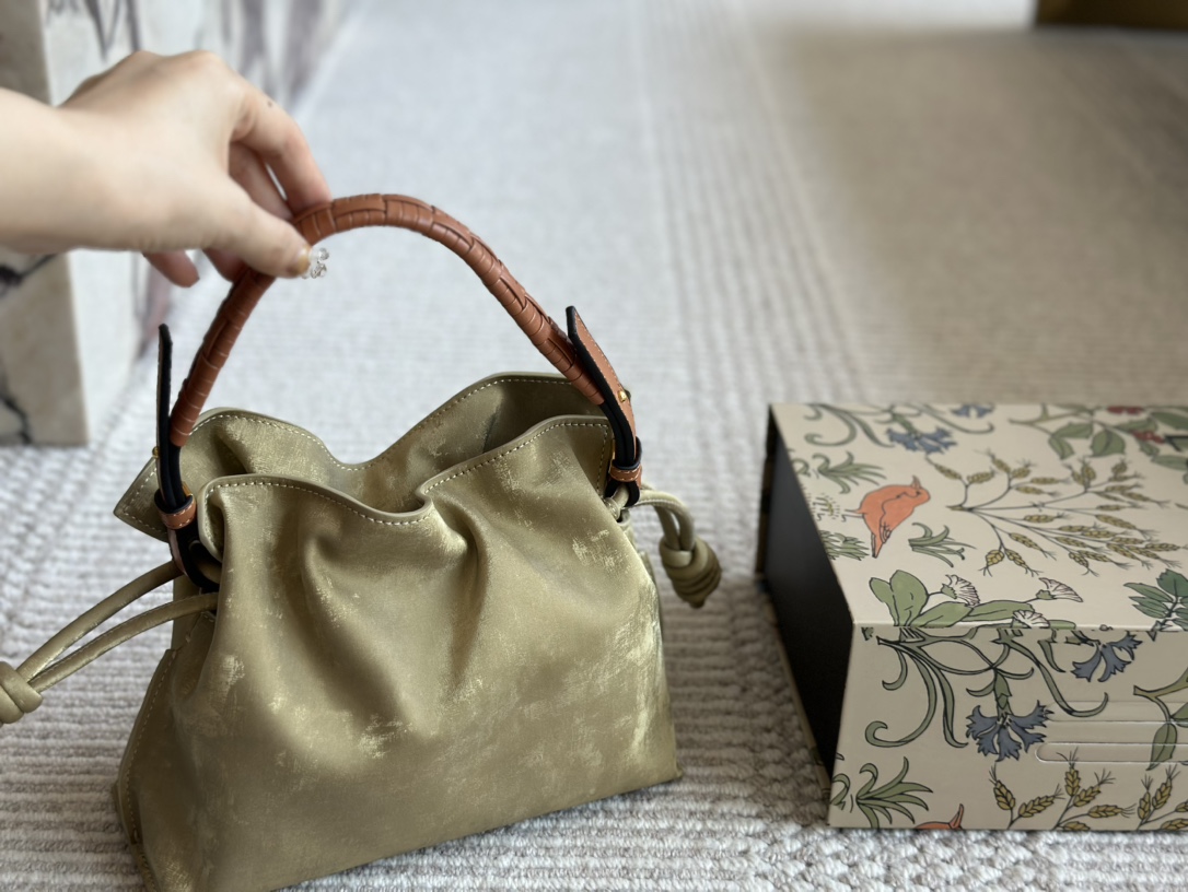 L-E The new cloud bag is as chubby as bread and as soft as clouds. It is advanced, cute and fashionable with doughnuts.