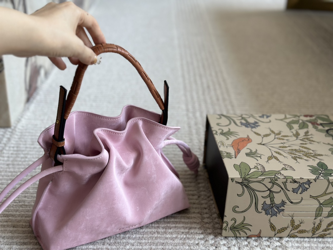 L-E The new cloud bag is as chubby as bread and as soft as clouds. It is advanced, cute and fashionable with doughnuts.