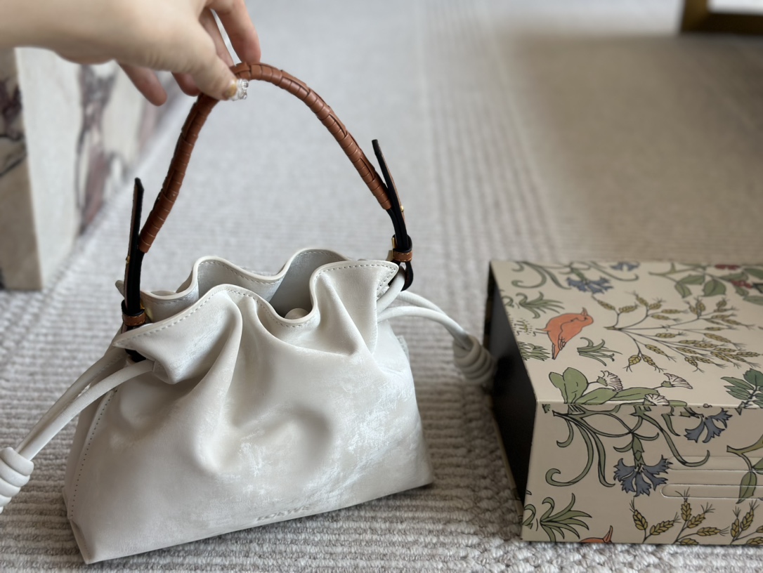 L-E The new cloud bag is as chubby as bread and as soft as clouds. It is advanced, cute and fashionable with doughnuts.