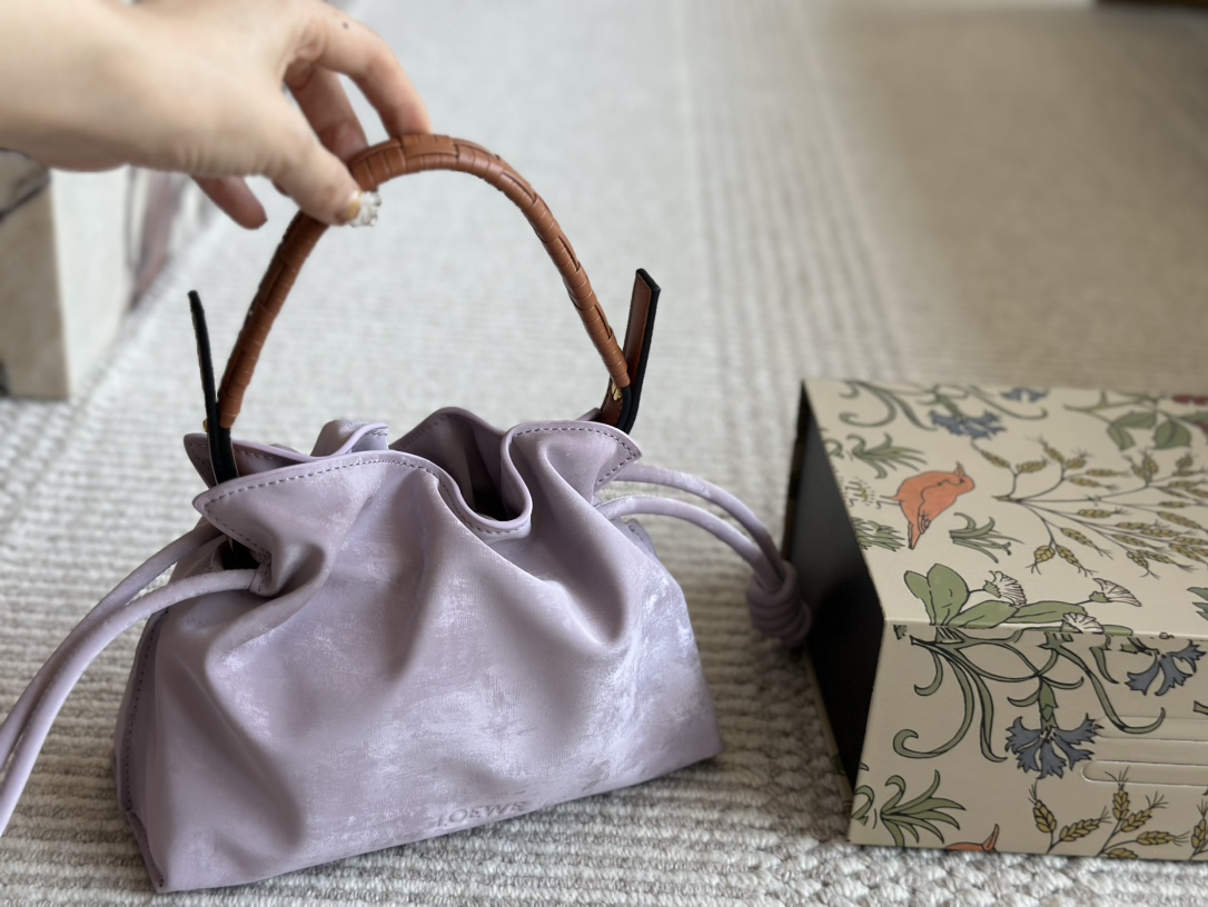 L-E The new cloud bag is as chubby as bread and as soft as clouds. It is advanced, cute and fashionable with doughnuts.