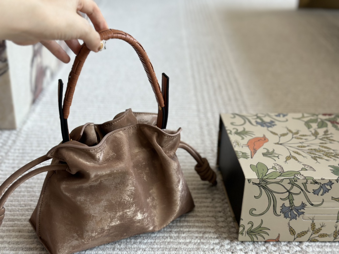 L-E The new cloud bag is as chubby as bread and as soft as clouds. It is advanced, cute and fashionable with doughnuts.