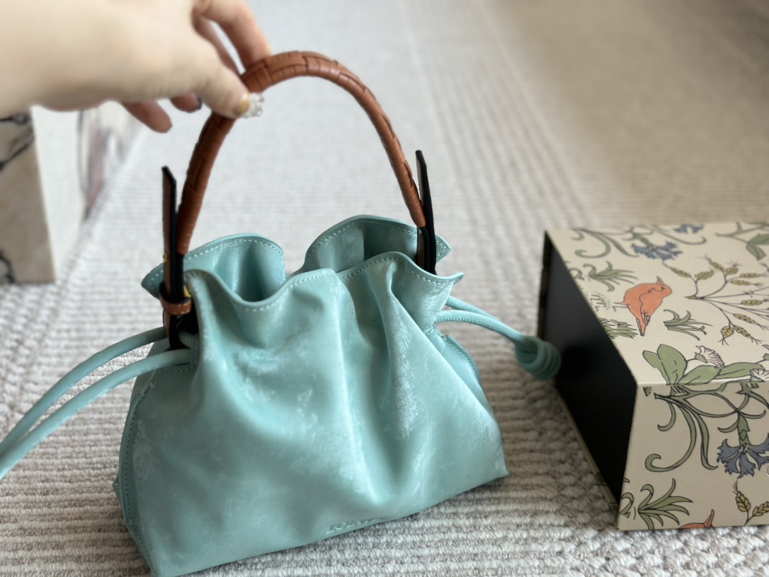 L-E The new cloud bag is as chubby as bread and as soft as clouds. It is advanced, cute and fashionable with doughnuts.