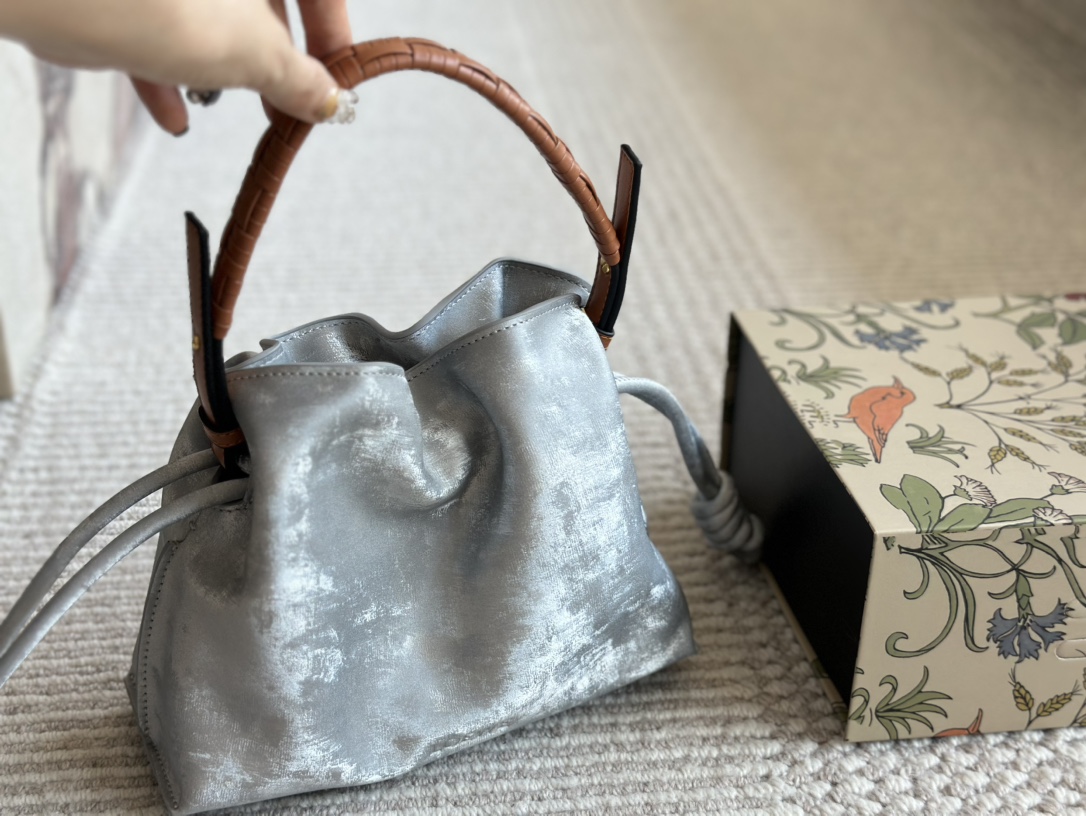 L-E The new cloud bag is as chubby as bread and as soft as clouds. It is advanced, cute and fashionable with doughnuts.