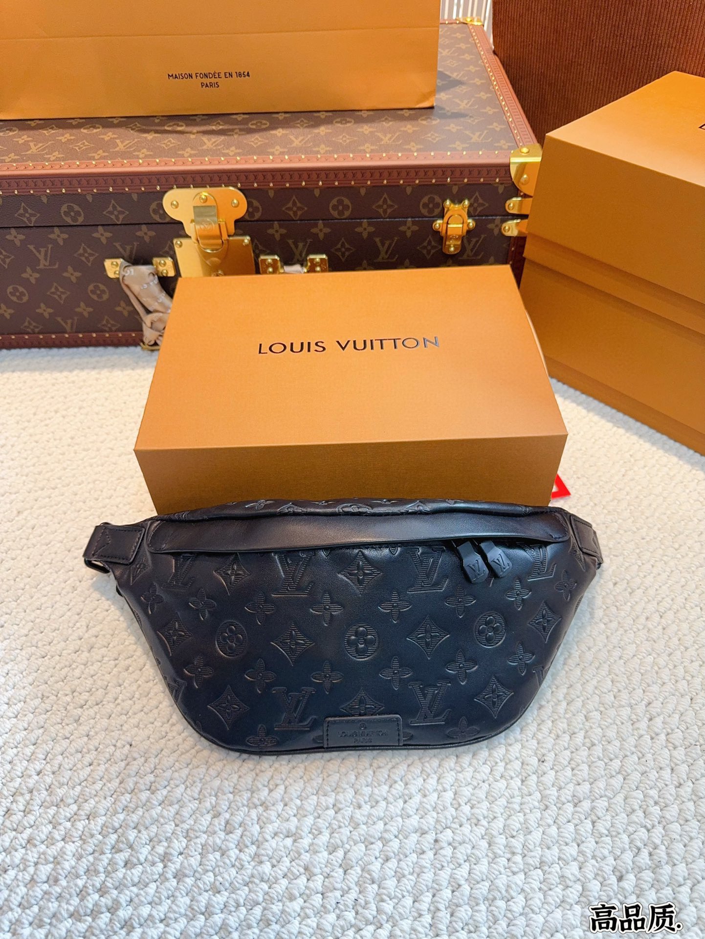 L-V The waist bag/chest bag can also be worn on one shoulder or diagonally.