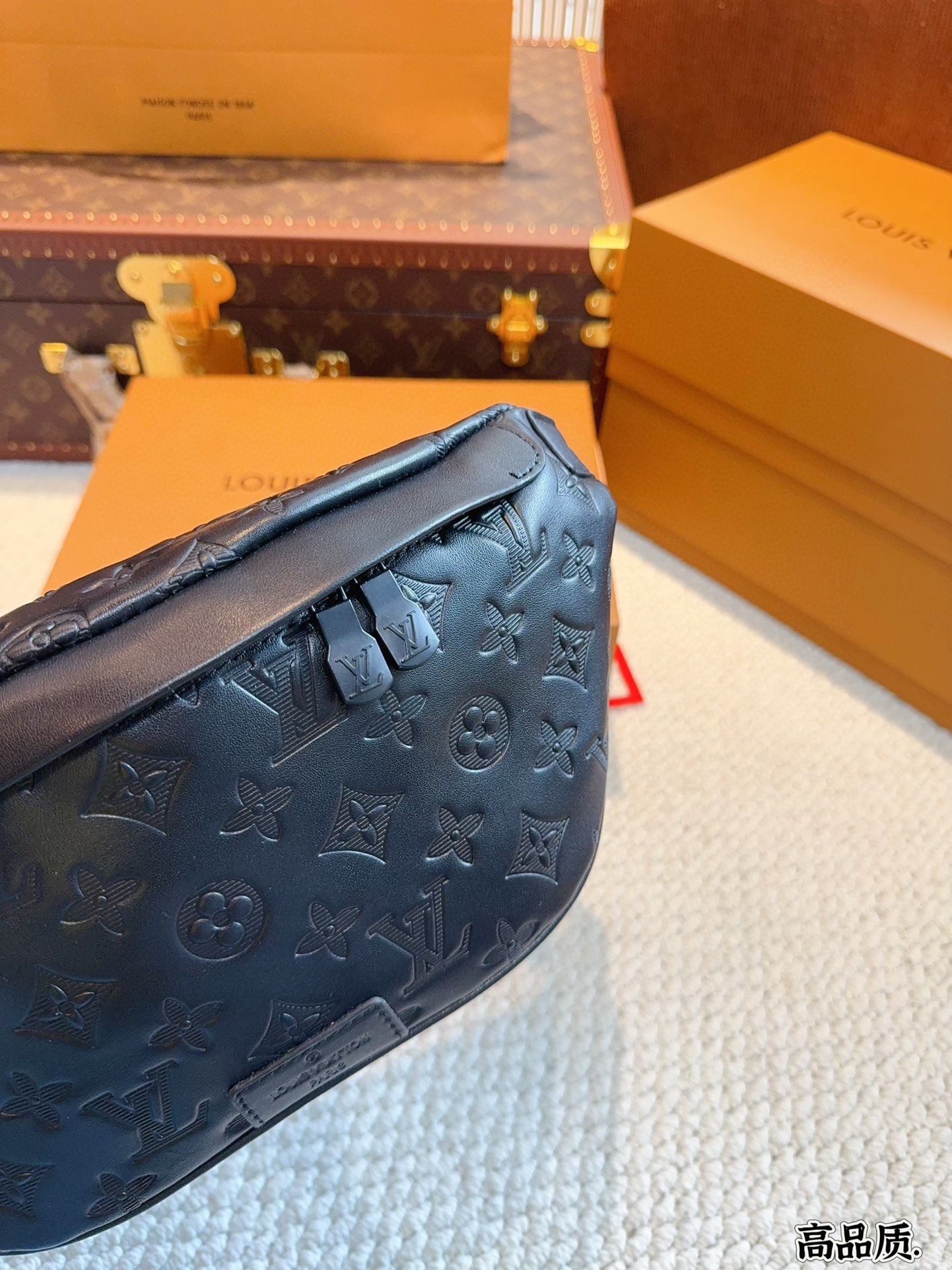 L-V The waist bag/chest bag can also be worn on one shoulder or diagonally.