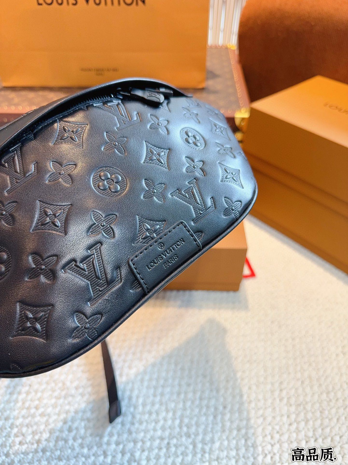 L-V The waist bag/chest bag can also be worn on one shoulder or diagonally.