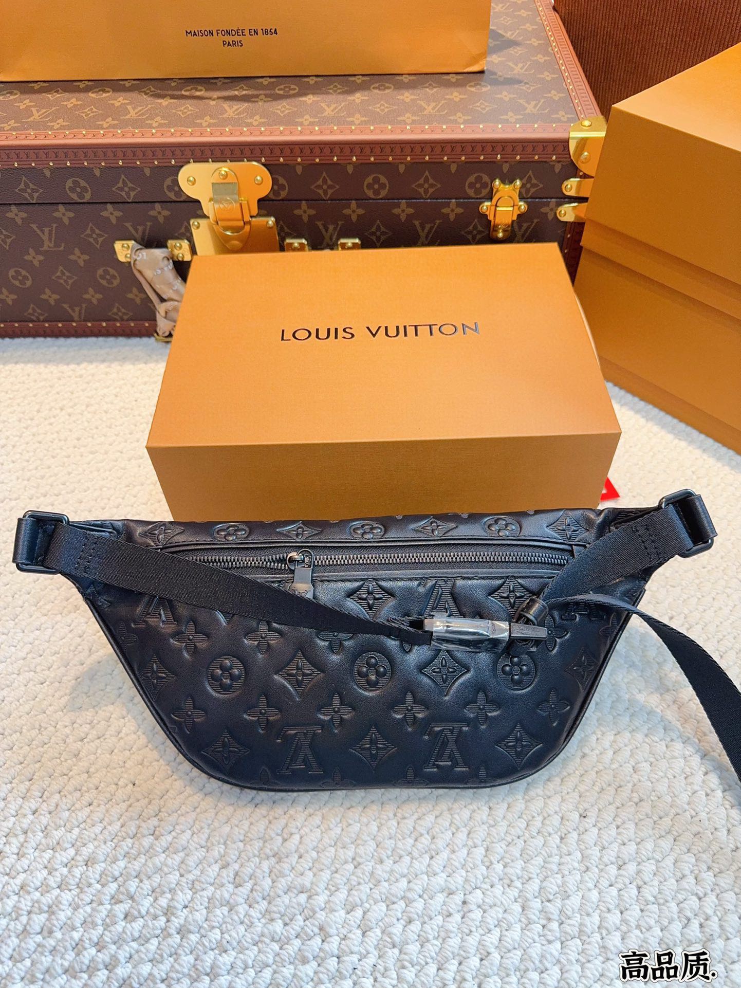 L-V The waist bag/chest bag can also be worn on one shoulder or diagonally.