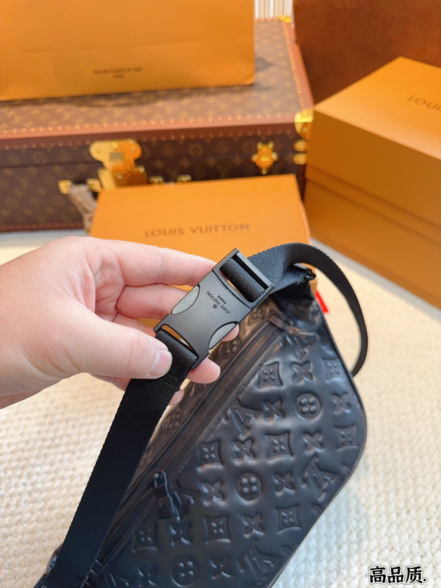 L-V The waist bag/chest bag can also be worn on one shoulder or diagonally.