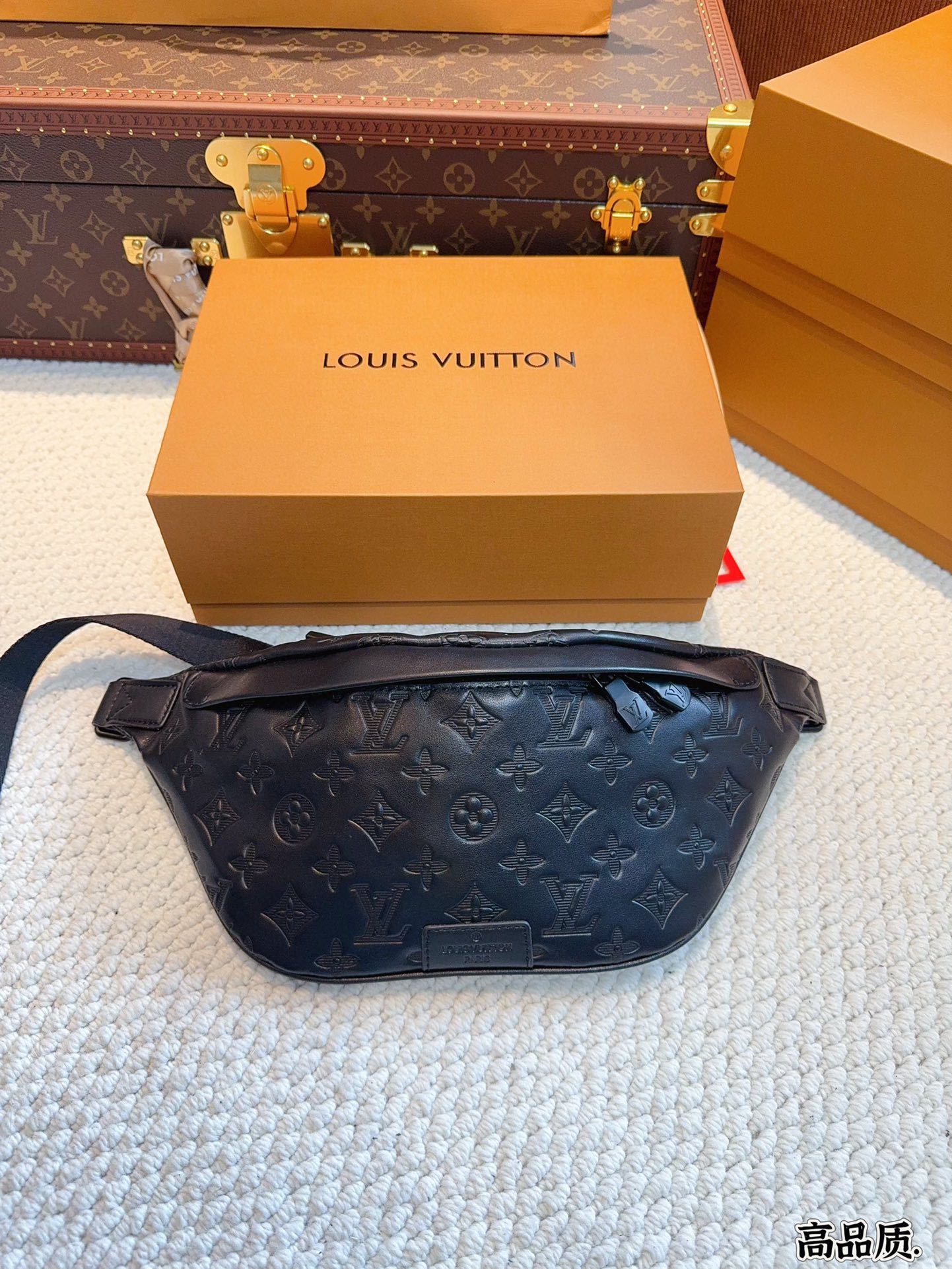 L-V The waist bag/chest bag can also be worn on one shoulder or diagonally.