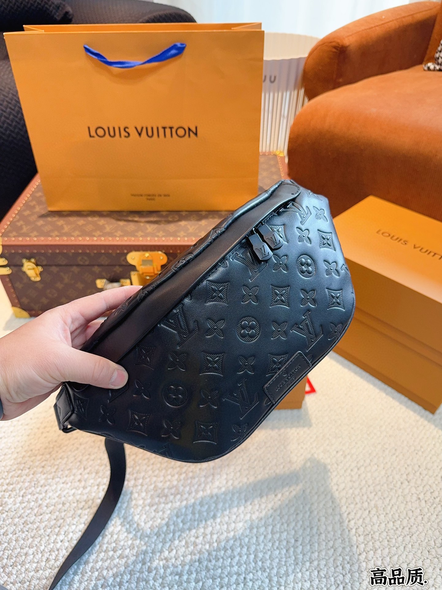 L-V The waist bag/chest bag can also be worn on one shoulder or diagonally.