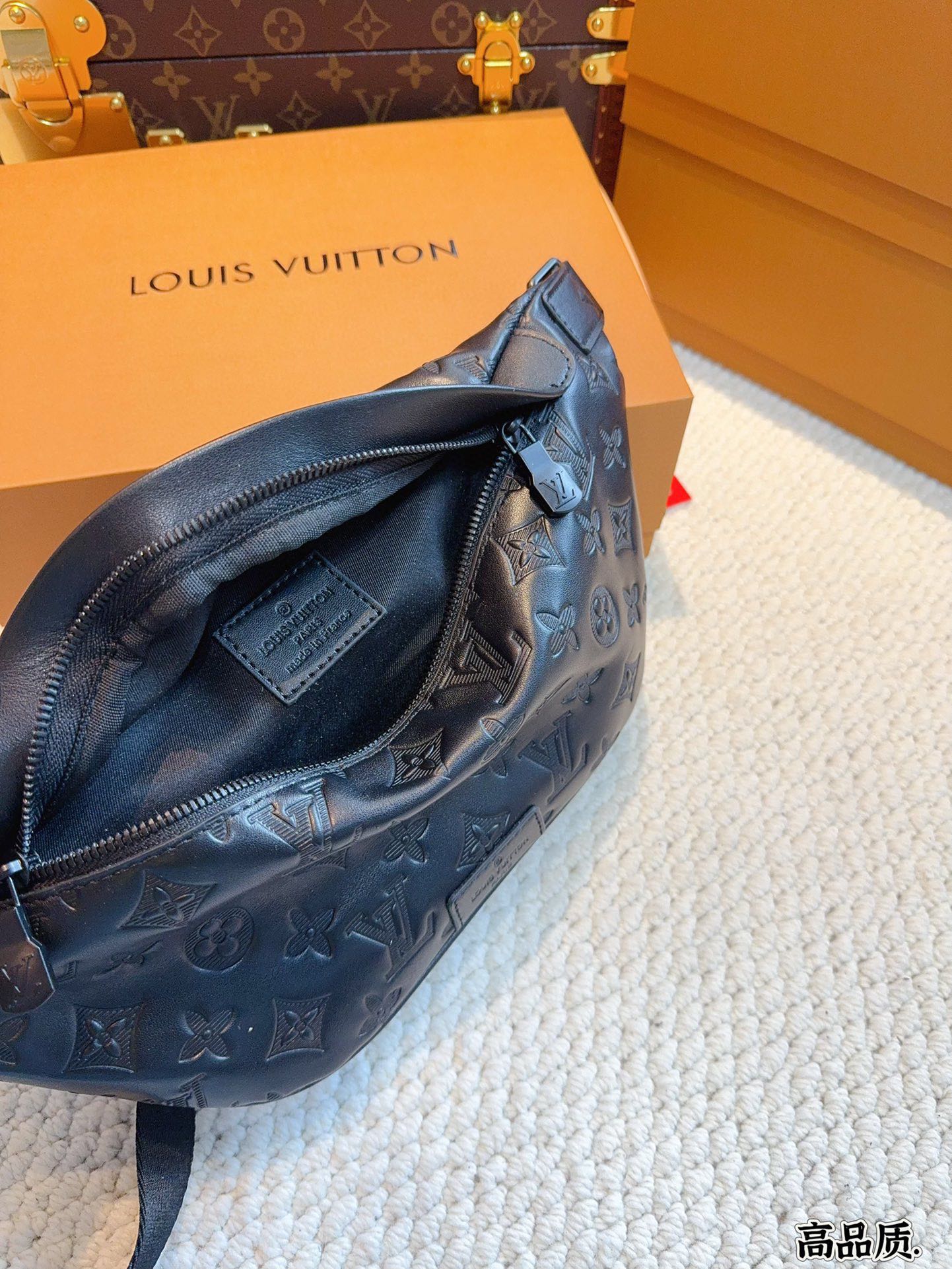 L-V The waist bag/chest bag can also be worn on one shoulder or diagonally.