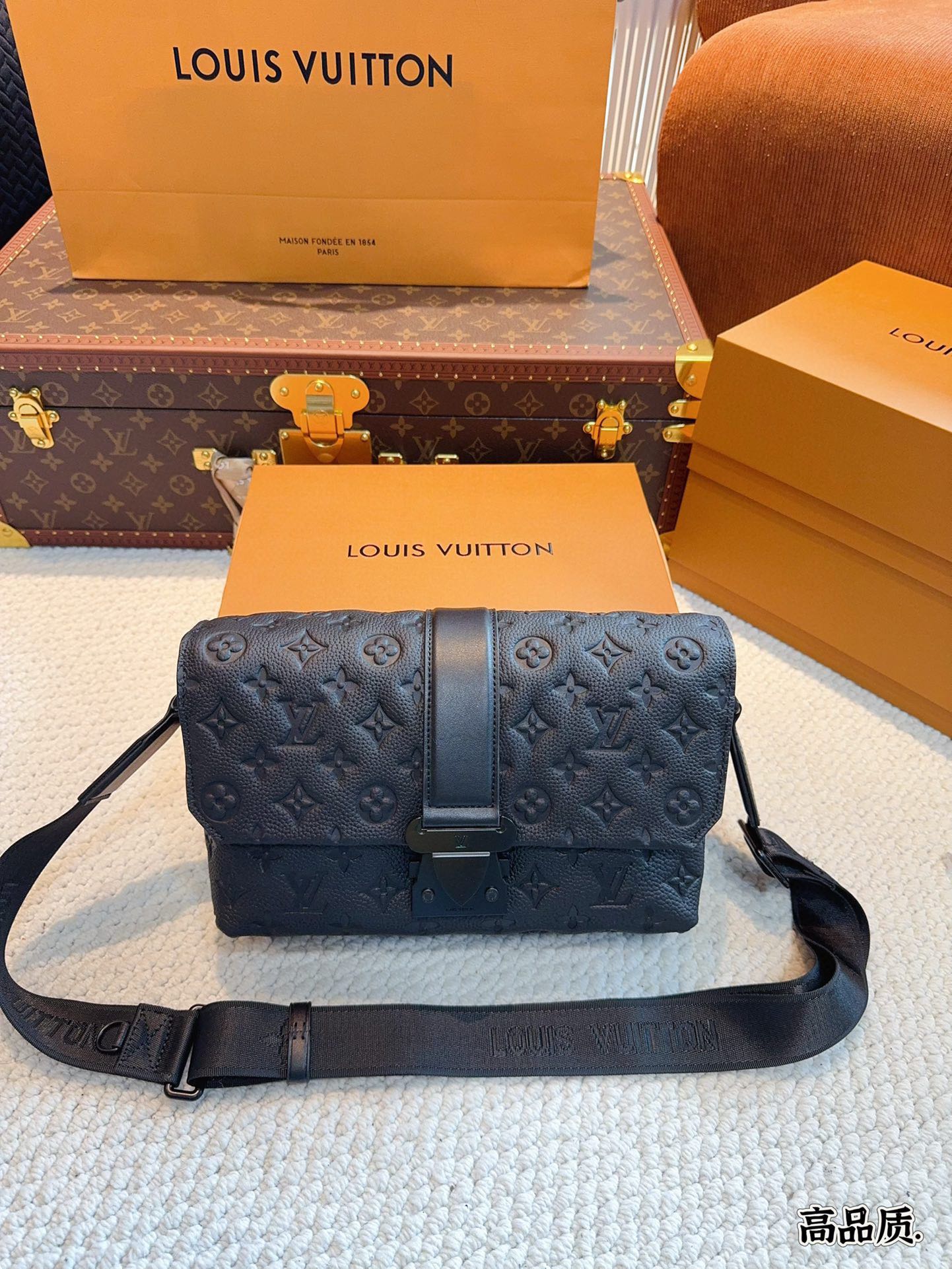 L-V Outdoor series shoulder bag/messenger bag is really classic and durable.