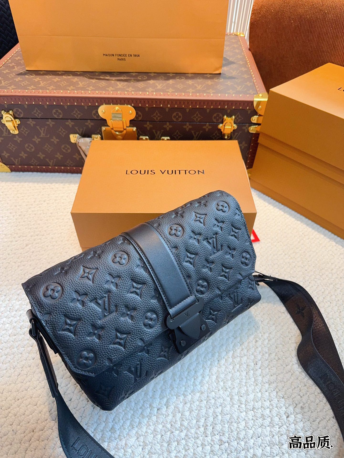 L-V Outdoor series shoulder bag/messenger bag is really classic and durable.