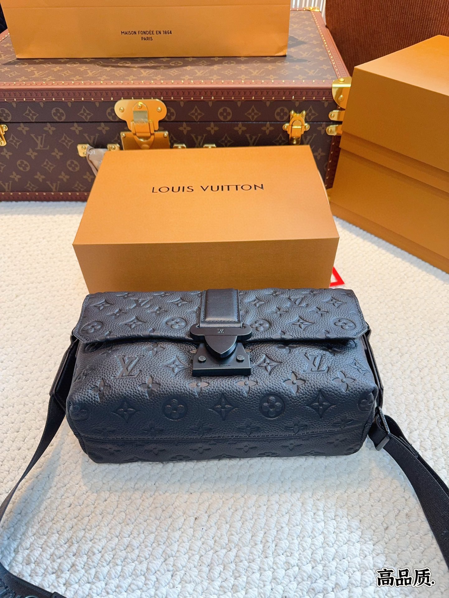 L-V Outdoor series shoulder bag/messenger bag is really classic and durable.