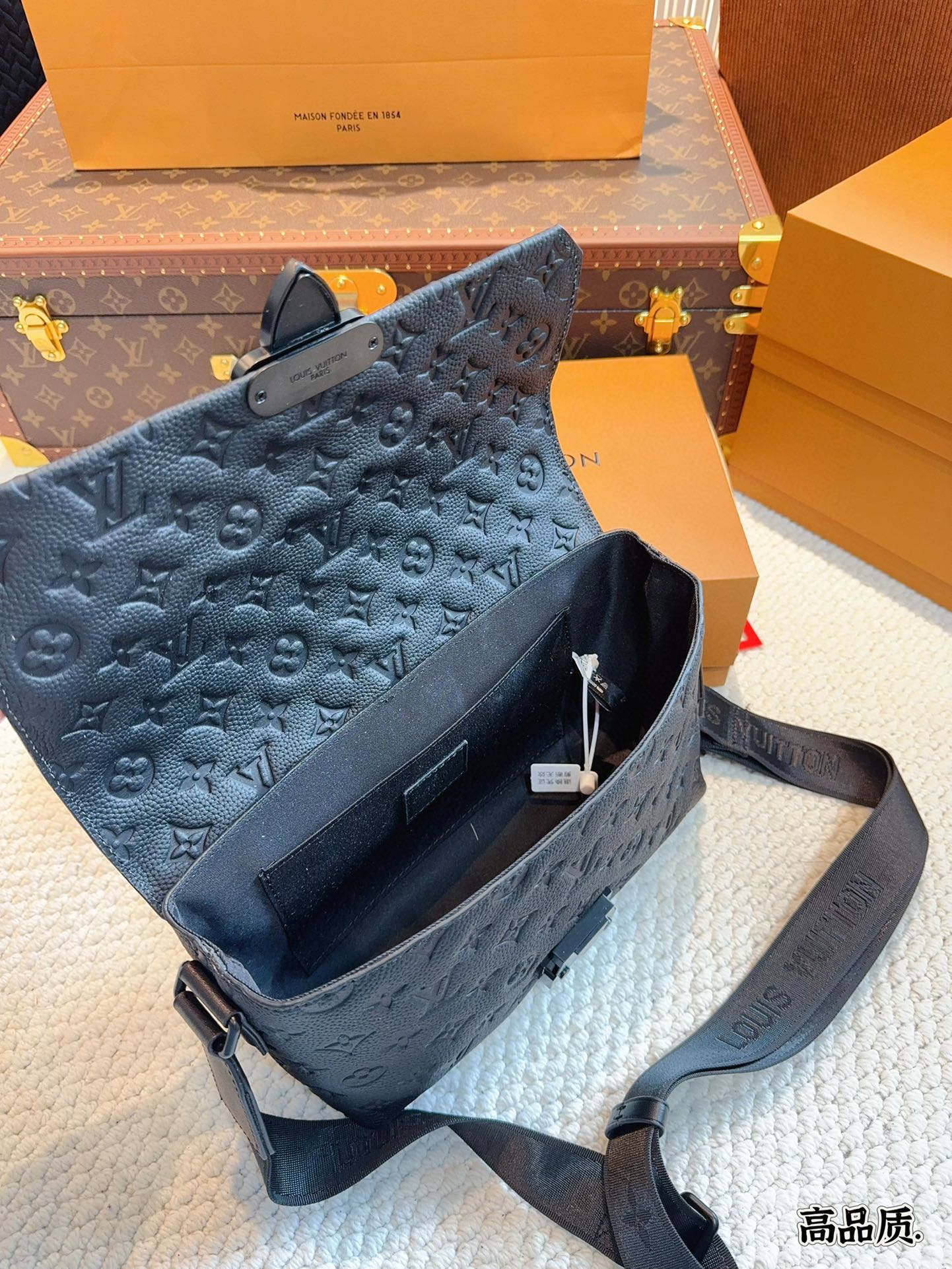 L-V Outdoor series shoulder bag/messenger bag is really classic and durable.