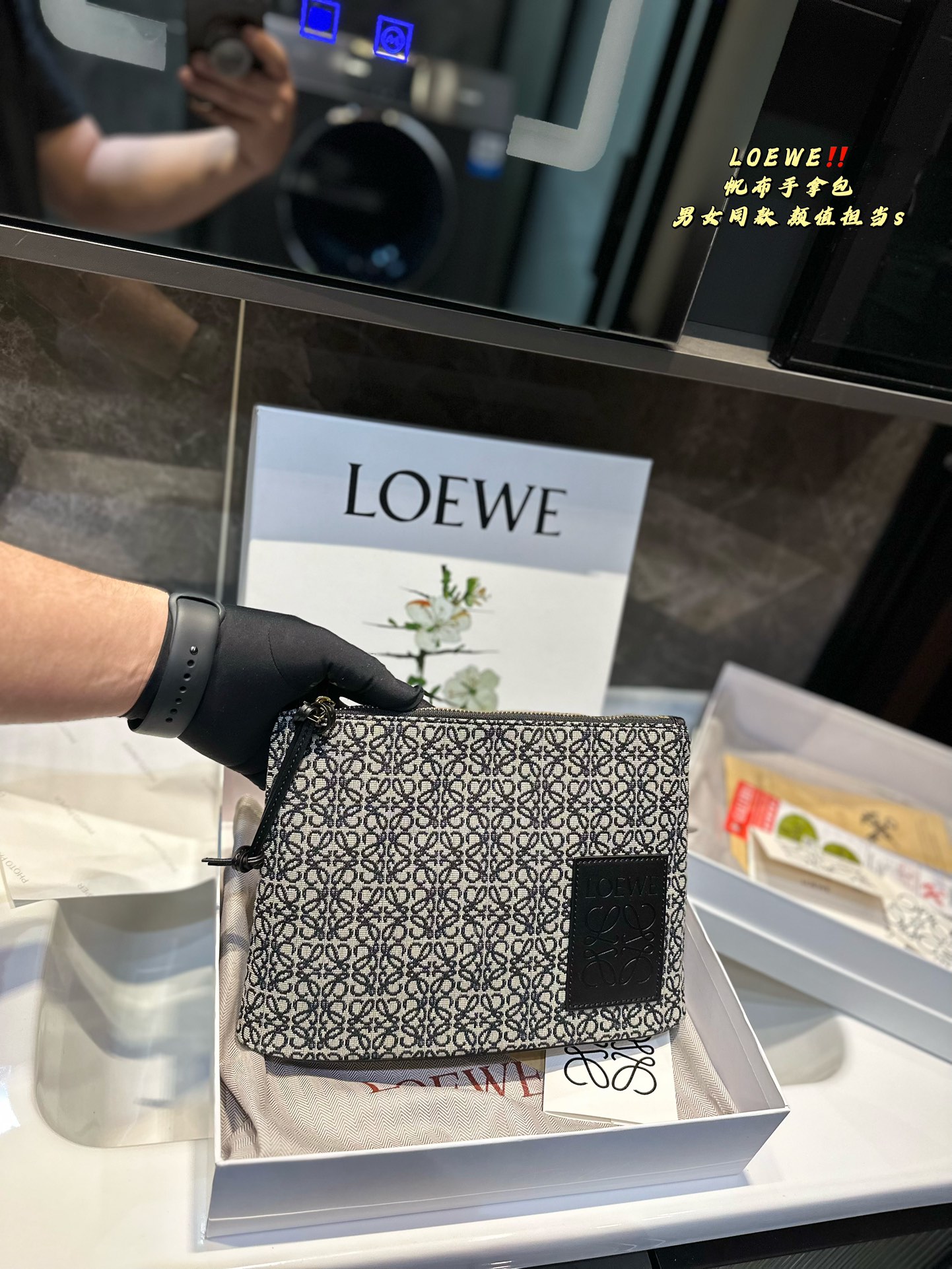 L-E canvas clutch bag is sweet and cool. I love it all.