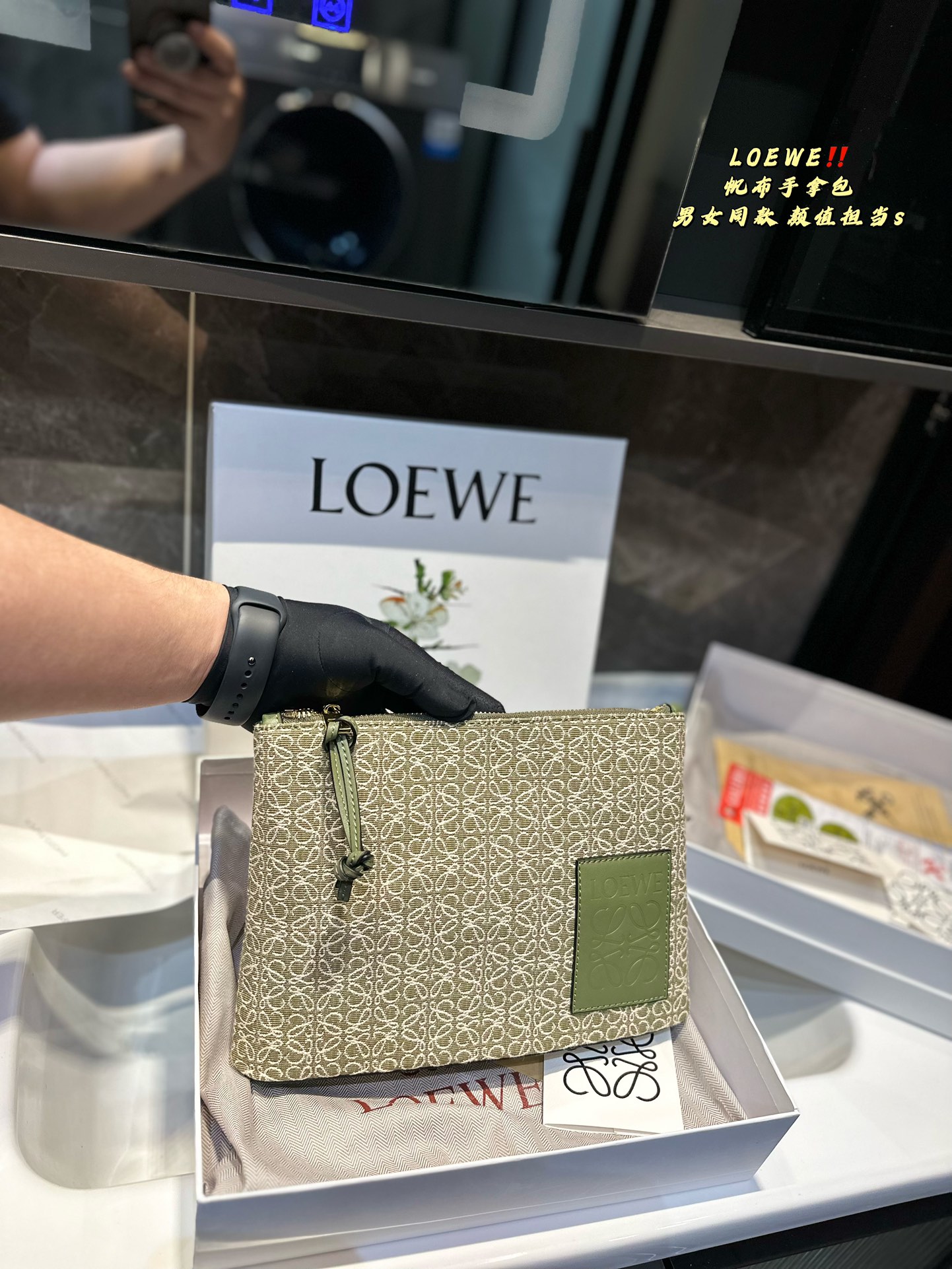 L-E canvas clutch bag is sweet and cool. I love it all.