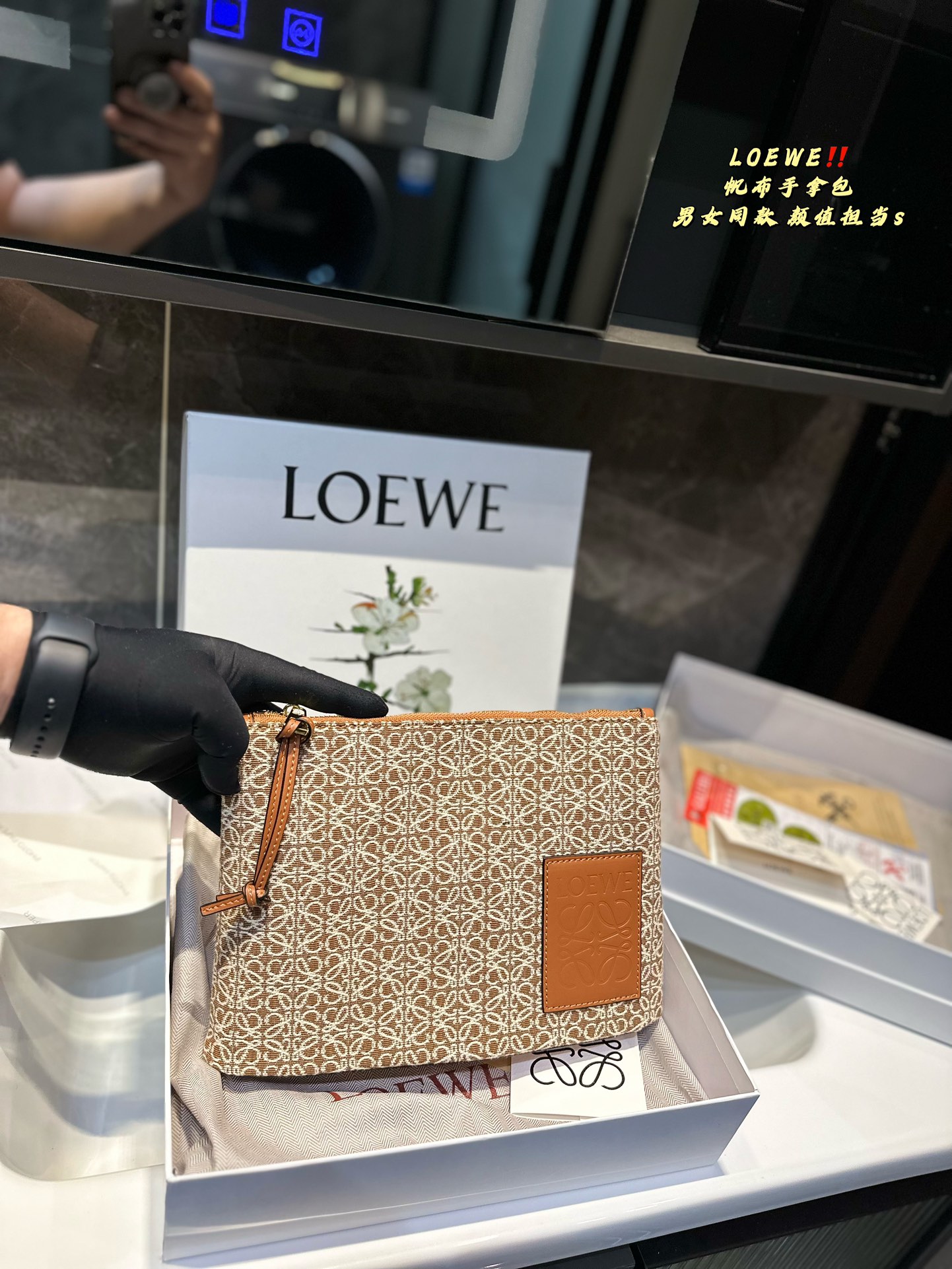 L-E canvas clutch bag is sweet and cool. I love it all.