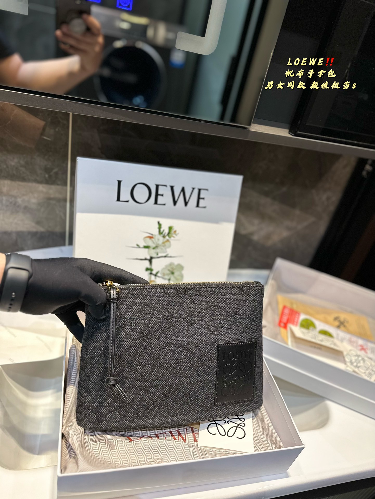 L-E canvas clutch bag is sweet and cool. I love it all.