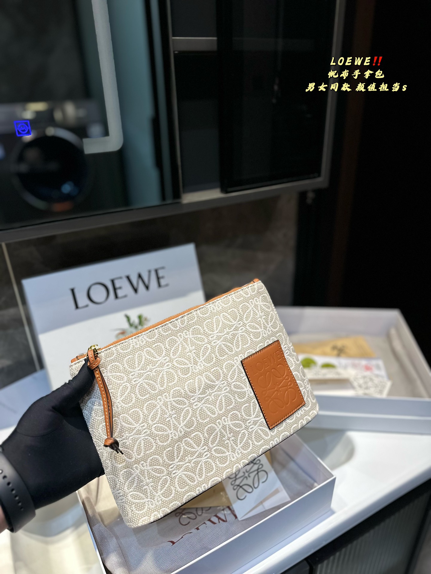 L-E canvas clutch bag is sweet and cool. I love it all.