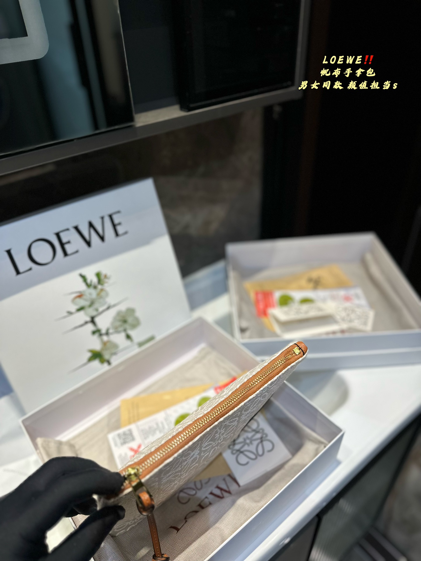 L-E canvas clutch bag is sweet and cool. I love it all.