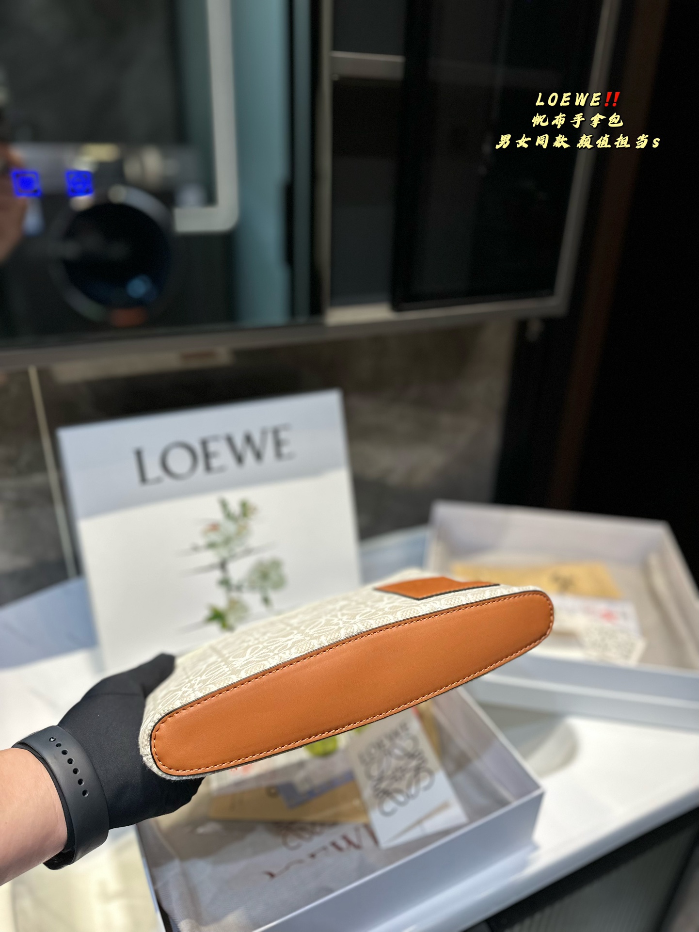 L-E canvas clutch bag is sweet and cool. I love it all.