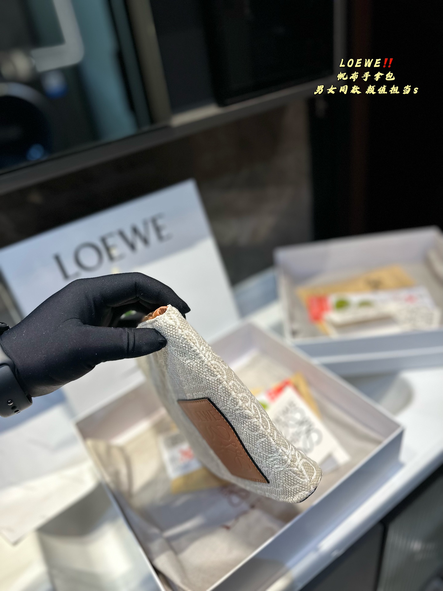 L-E canvas clutch bag is sweet and cool. I love it all.