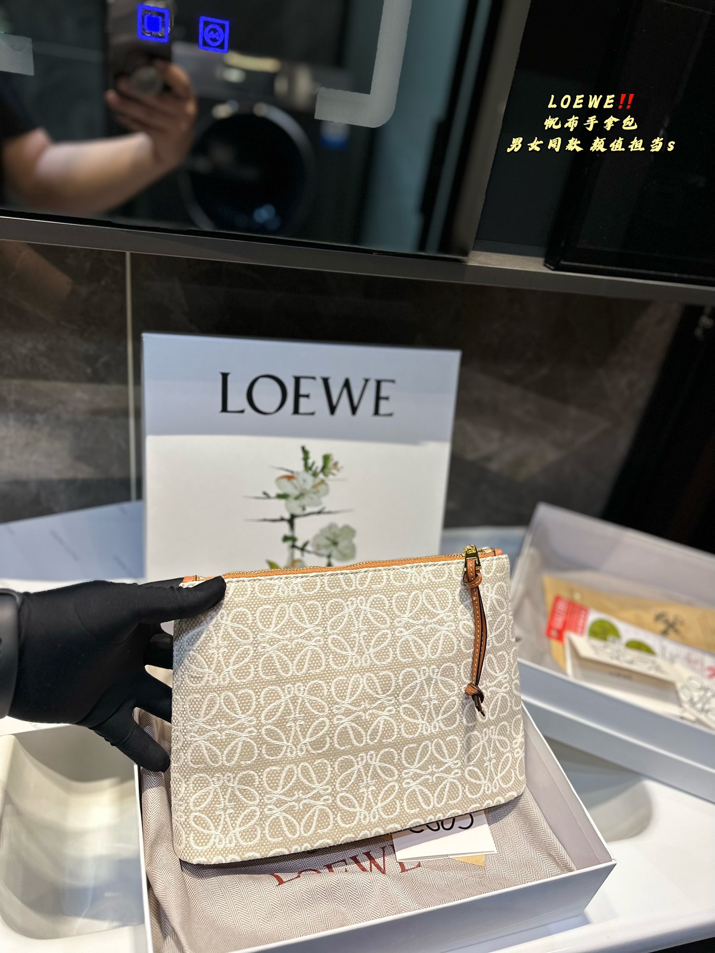 L-E canvas clutch bag is sweet and cool. I love it all.