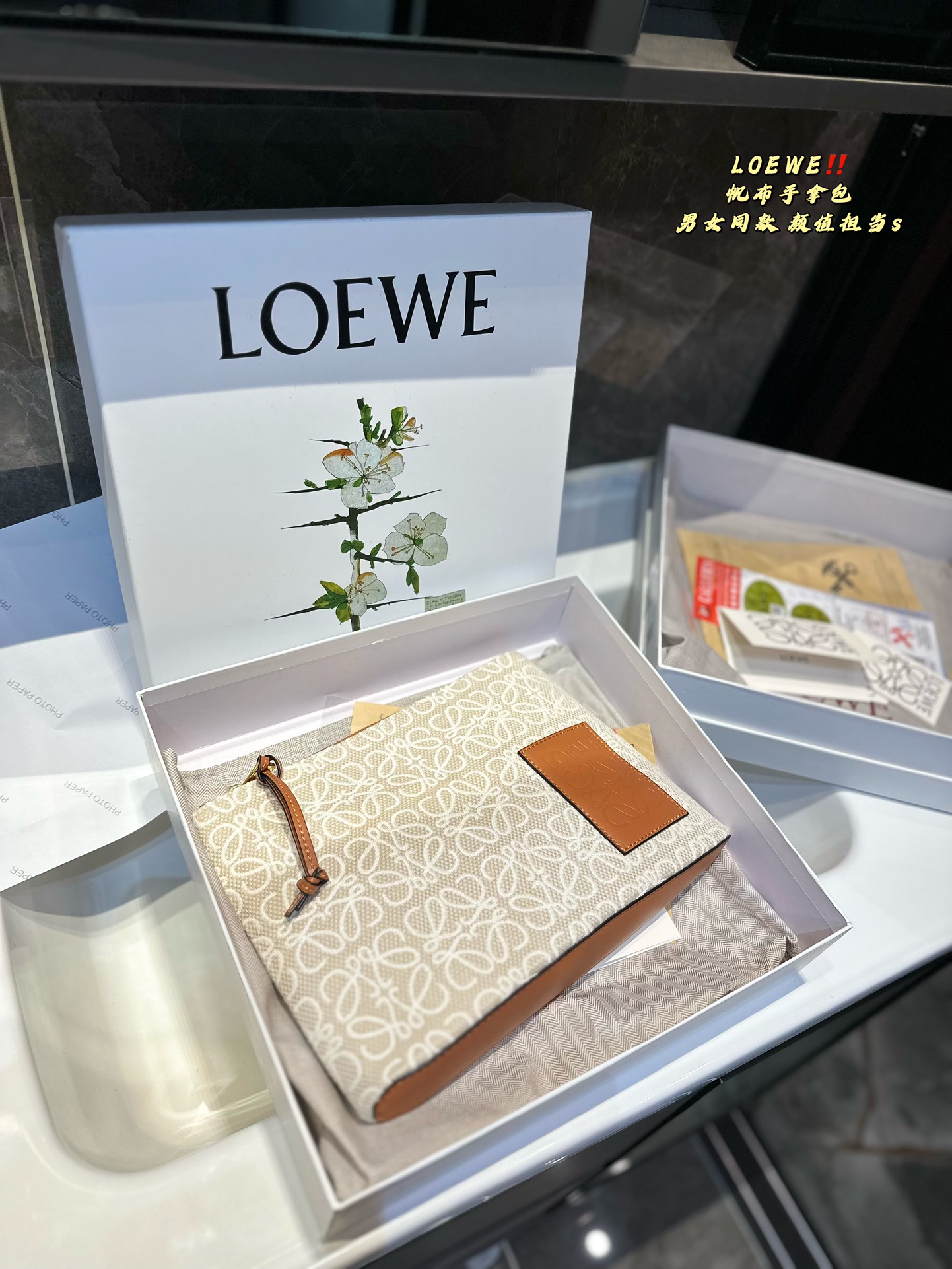 L-E canvas clutch bag is sweet and cool. I love it all.