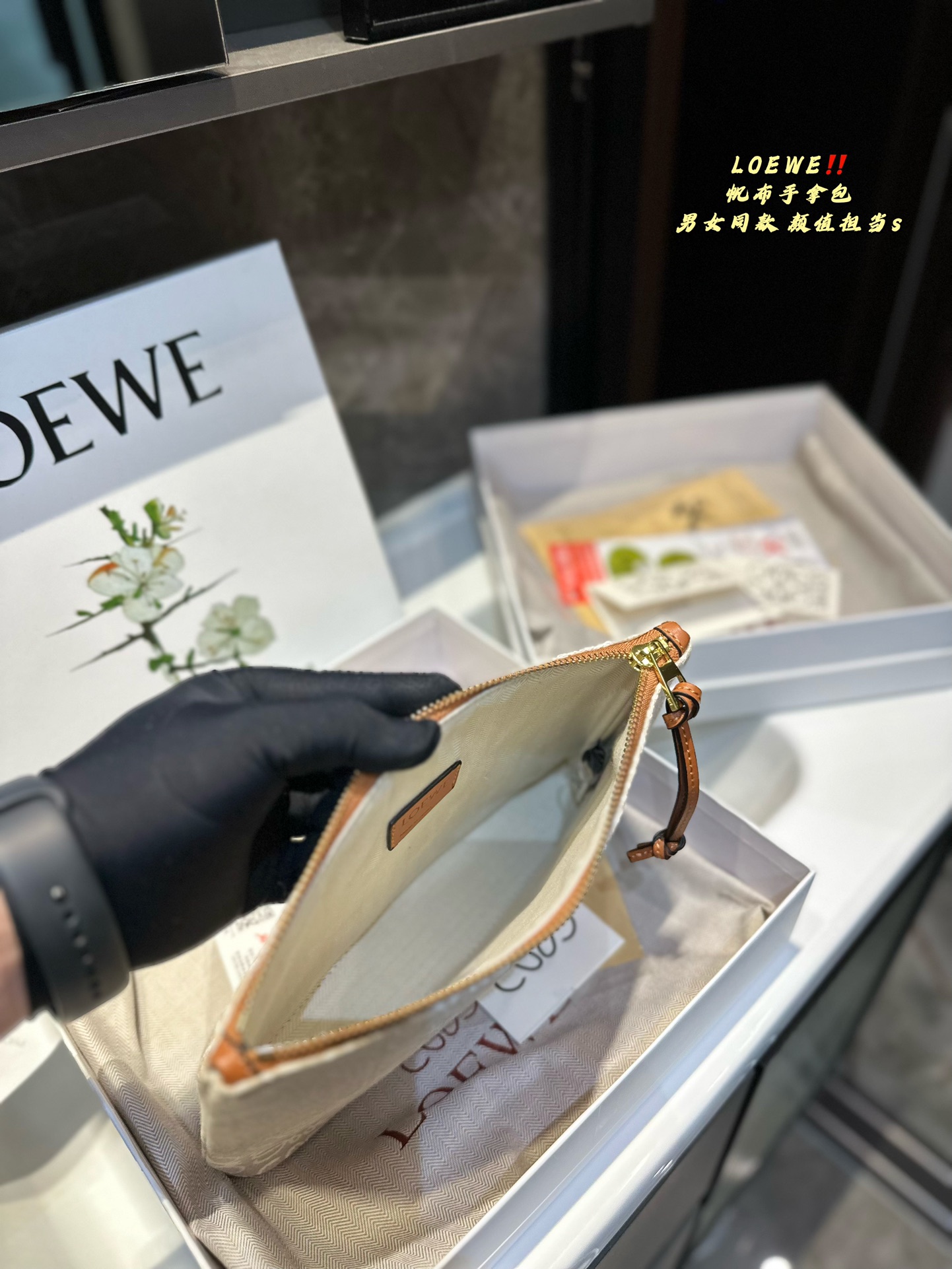 L-E canvas clutch bag is sweet and cool. I love it all.