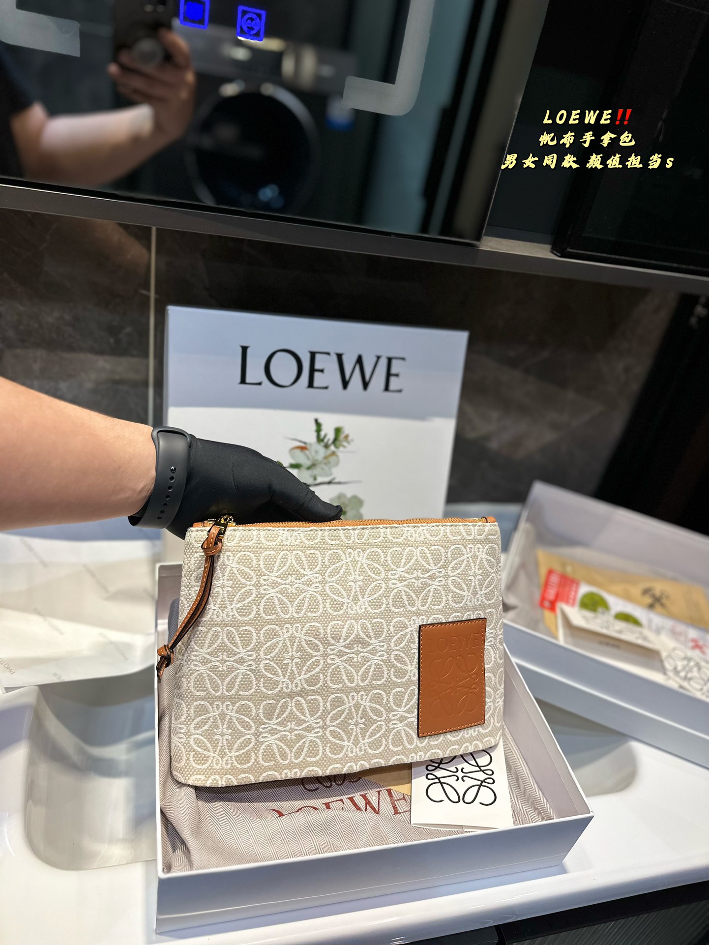 L-E canvas clutch bag is sweet and cool. I love it all.
