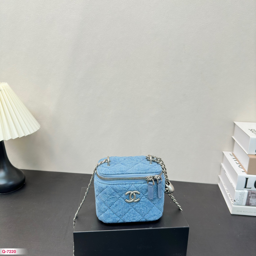 C-L Cowboy box. This one really likes it. The details deserve to be buckled.